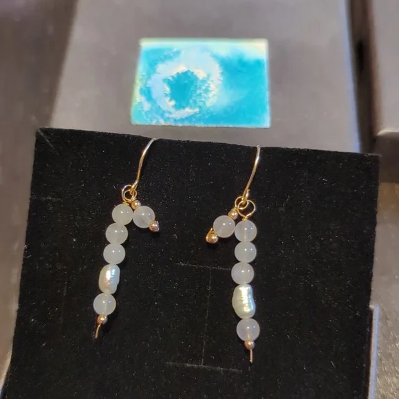 Pretty, dainty rose quartz & natural pearl earrings, 14k rolled gold, in giftbox - Picture 1 of 6